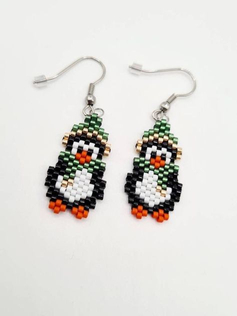 Bekijk dit item in mijn Etsy-shop https://www.etsy.com/nl/listing/1142540219/penguin-winter-oorbellen-miyuki-delica Penguin Seed Bead Earrings, Beaded Stuff, Winter Earrings, Seed Beading, Animal Earrings, Miyuki Beads, Delica Beads, Earrings Unique, Christmas Earrings