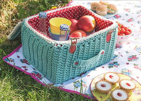 Ravelry: Picnic Hamper pattern by Tracey Todhunter Crochet Picnic, Crocheted Baskets, Stitch Purse, Diy Honey, Easter Festivities, Mochila Crochet, Crochet Shell, Picnic Hamper, Simply Crochet