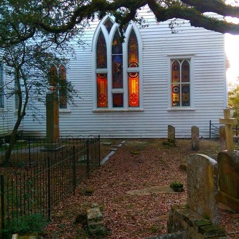 Old Burying Ground – Beaufort, North Carolina - Atlas Obscura Daisy And Violet Hilton, Beaufort North Carolina, Giant Boulder, Conjoined Twins, Atlas Obscura, Southern Gothic, Halloween Inspiration, Old Stone, 50 States