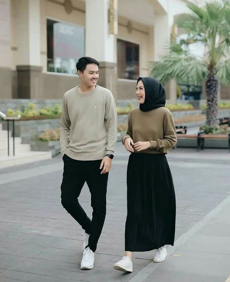 Prewedding Hijab Outdoor, Prewedding Photography Hijab, Konsep Prewedding Outdoor Hijab, Prewed Casual Outdoor, Casual Prewedding Outdoor, Ide Prewedding Casual, Prewedding Outfit Ideas Casual, Foto Prewedding Casual, Prewedding Ideas Casual Hijab