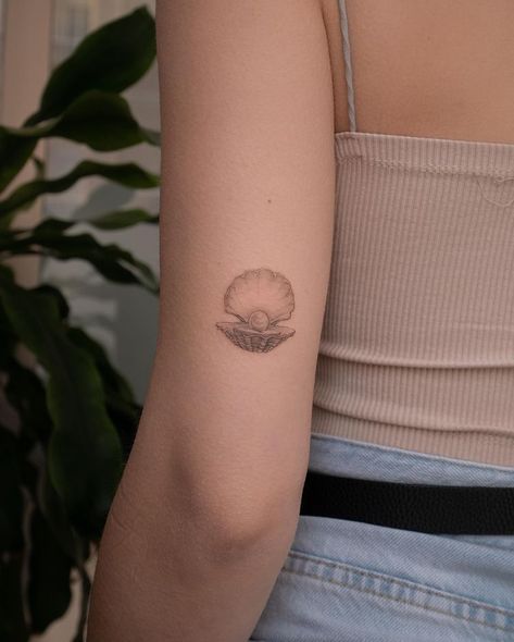 Pearl In Clam Tattoo, Clam With Pearl Tattoo, Lana Tattoo, Maui Tattoo, Pearl Tattoo, Tattoo Baby, Body Tattoo Design, Tiny Tats, Basic Tattoos