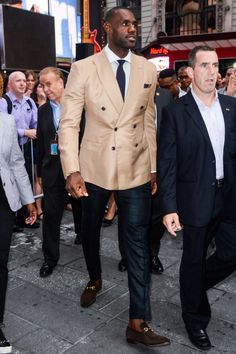 The Best-Dressed Men of the Year: Our 52 Favorite Outfits of 2016 Photos | GQ WHO: LeBron James Toggle WHAT: Cielo Brands blazer, Gucci loafers WHERE: On the street in New York City  WHEN: August 18, 2016  WHY: King James shows you that no matter the weather (even in the depths of summer here), you don't have to give up your sartorial game as long as your tailored pieces are made from a lightweight fabric. Spidey Sona, Gucci Loafers Men, Gucci Loafers Outfit, Loafers Men Outfit, Gemini Hair, Best Dressed Men, Man Dress, Brown Suede Loafers, Men's Tuxedo