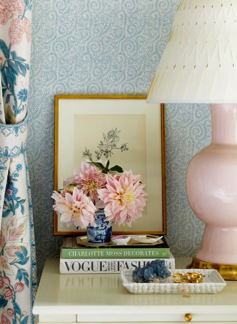 Ashley Whittaker, Vignette Styling, Chinoiserie Chic, White Decor, Mellow Yellow, My New Room, Table Style, Room Inspo, Chinoiserie