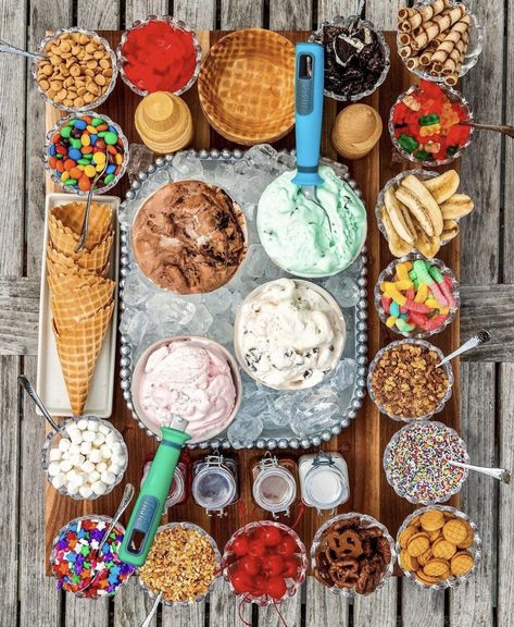 Ice Cream Board, Sarah Patrick, Ice Cream Sundae Party, Sundae Party, Party Food Bars, Sommer Mad, Ice Cream Sundae Bar, Sundae Bar, Ice Cream Bar