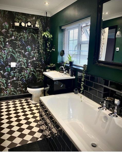 Casa Rock, Drømme Bad, Dark Green Bathrooms, Gothic Bathroom, Dark Bathrooms, Washroom Decor, Decoration Restaurant, Dark Home Decor, Goth Home Decor