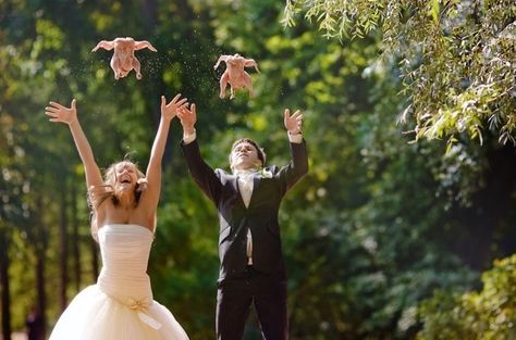 Bride and groom throwing raw chicken in the air to celebrate their wedding day Awkward Wedding Photos, Funny Wedding Pictures, Wedding Fail, Russian Wedding, Awkward Family Photos, Funny Wedding Photos, Photo Couple, Wedding Humor, Couples In Love