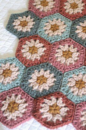 Hexagonal Granny Square Pattern, Boho Granny Square Pattern, Granny Square Modern, Two Color Granny Square, Crochet Hexagon Granny Square, Hexagon Granny Square Pattern, Granny Square Colors, Quilt Crochet Pattern, Modern Granny Square Crochet