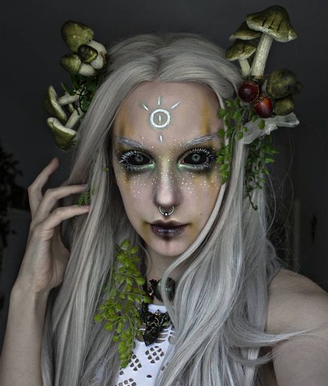 Annika on Instagram: “Anzeige / Advert ▪️Toxic fairy 🍄💀🖤 Should I do more evil fairy looks in the next few days 🌱😃🙌🌿? And how would you name this kind of fairy 🤔…” Dark Fairy Makeup, Dryad Costume, Druid Costume, Dark Fairy Costume, Fae Costume, Pixie Costume, Fairy Costume Diy, Mushroom Costume, Pixie Makeup