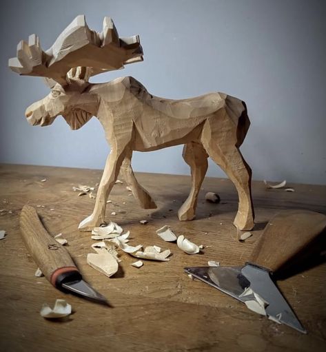 Moose Wood Carving, Animal Wood Art, Wooden Animal Sculpture, Wood Carving Figures, Wood Carving Characters, Wood Carved Animals, Widdling Wood, Whittling Patterns Beginner, Small Wood Carving Ideas