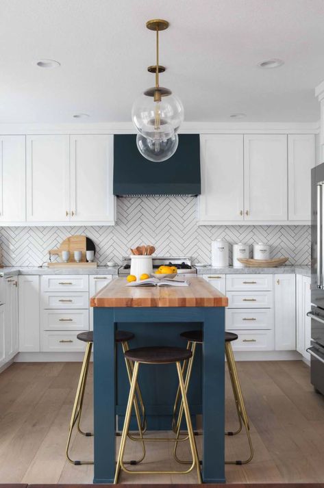 California Eclectic Home-Lindye Galloway Interiors-11-1 Kindesign White Herringbone Backsplash, Butcher Blocks, Herringbone Backsplash, New Kitchen Cabinets, White Kitchen Design, Apartment Style, Blue Island, Trendy Kitchen, Counter Tops