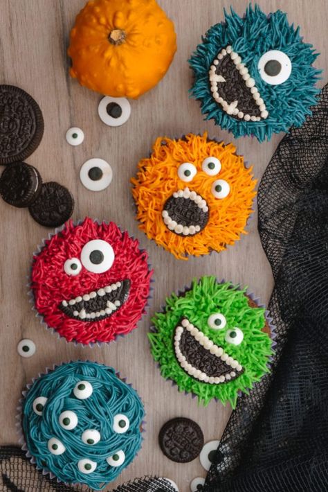 Monster Halloween Cupcakes- Grass icing tip, colored frosting, eye balls, and OREO cookies Muffin Halloween, Tårta Design, Pasteles Halloween, Cupcakes Halloween, Postres Halloween, Bricolage Halloween, Monster Cupcakes, Halloween Food Treats, Halloween Treats Easy