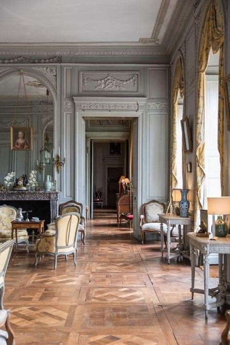 English Interior Design Modern, French Classic Interior, French Chateau Aesthetic, French Chateau Interiors, English Interior Design, Chateaux Interiors, Historical Interior, Chateau Style, Estate Interior