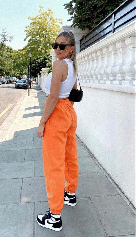 Orange Sweatpants Outfit, Orange Joggers Outfit, Pantalon Naranja Outfits, Nike Outfit Ideas, White Nike Outfit, Orange Pants Outfit, Dunks Outfit Woman, Pantalon Orange, Dunk Outfit