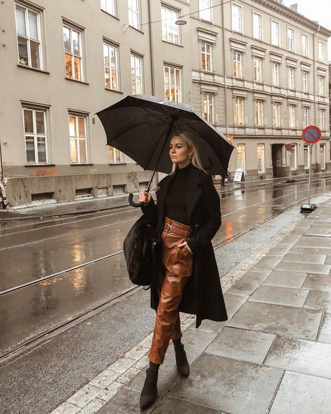 SHOPUPP Brown leather trousers Black coat umbrella outfit Leather Trousers Women, Lederhosen Outfit, Winter Mode Outfits, Brown Leather Pants, Leather Pants Outfit, Walking Down The Street, Long Black Coat, Black Turtleneck, Leather Trousers