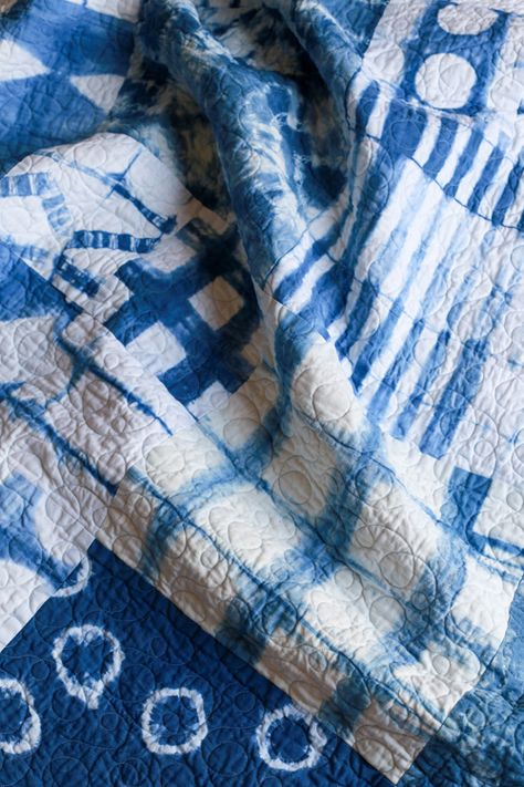 Shibori Indigo Picnic Quilt Tie Dye Quilt, Shibori Quilt, Indigo Quilts, Indigo Patchwork, Solid Fabric Quilts, Indigo Quilt, Dyeing Fabric, Picnic Quilt, Painted Fabric