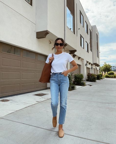 White Tee And Mom Jeans Outfit, 90s Cheeky Jean Everlane, Everlane 90s Cheeky Jean Outfit, Everlane Cheeky Jeans Outfit, Jeans And White Tee Outfit, Everlane Jeans Outfit, Everlane Cheeky Jean, Everlane 90s Cheeky Jean, Jeans White Tee Outfit