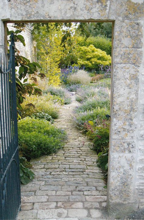 Backyard Garden Landscaping, Paving Garden, Unique Landscaping, Garden Decoration Ideas, Backyard Garden Landscape, Garden Paving, Decoration Garden, Mediterranean Garden, Native Garden