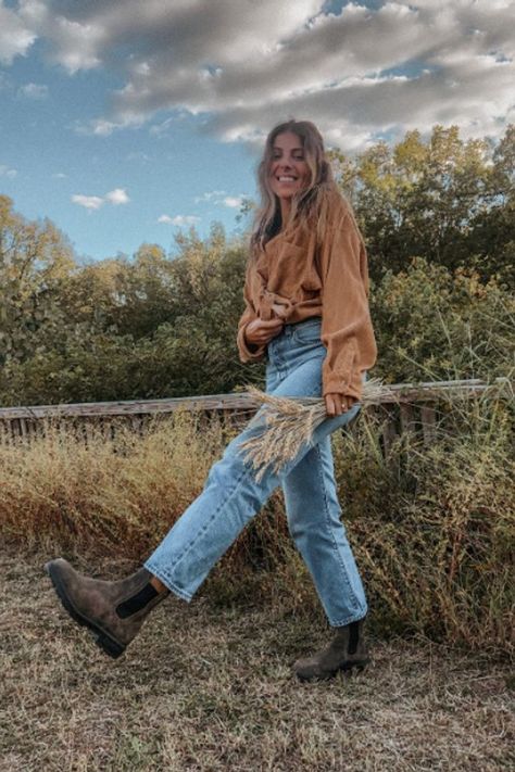 Jeans And Blundstones Outfit, Blundstone Fashion Woman, How To Style Blundstones With Jeans, Blind Stone Outfit, Blundstone Western Outfit, Blundstone Women Outfit Spring, Blundstone 500 Women Outfit, Bavarian Outfit Women, Blundstone Outfit 2023