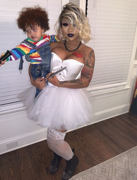 KYLESISTER on Twitter: "Chucky and the Bride! Lil crazy and big crazy. ❤️🔪… " Bride Of Chucky Costume Woman, Mommy Baby Halloween Costumes, Bride Of Chucky Makeup, Bride Of Chucky Costume, Mom Halloween Costumes, Chucky Costume, Hot Halloween Outfits, Girls Halloween Outfits, Bride Costume