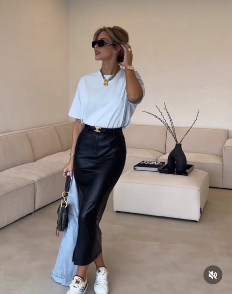 Long Leather Skirt Outfit Party Night, Leather Skirt Long Outfit, Semi Casual Dinner Outfit, Black Long Leather Skirt Outfit, Leather Skirt Outfit Spring, Afterwork Drinks Outfit, Black Satin Skirt Outfit Work, Maxi Leather Skirt Outfit, Long Leather Skirt Outfit Winter