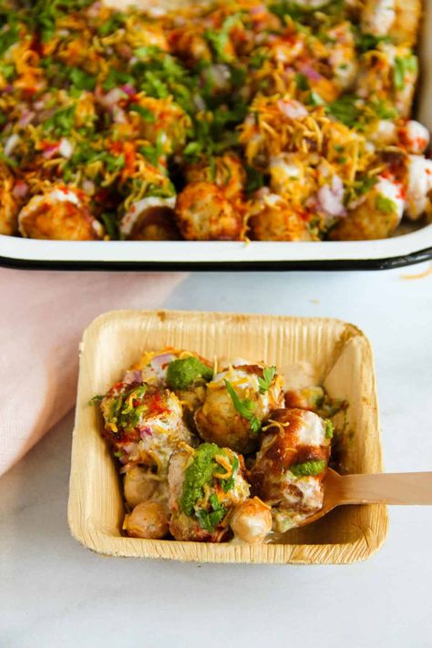 Aloo Chaat Recipe, Ministry Of Curry, Veg Appetizers, Samosa Chaat, Indian Appetizers, Chaat Recipe, Vegetarian Snacks Recipes, Tater Tots, Vegetarian Snacks