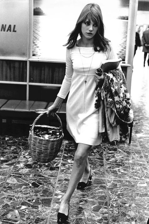 25 Looks That Made Jane Birkin The Ultimate ’60s And ’70s Summer Style Muse | British Vogue Jane Birkin 1960s, Jane Birkin Glasses, 60s Celebrities, Jane Birkin Summer, Bohemian Summer Style, Jane Birken, 60s Fashion Women, Celeb Outfits, Beatnik Style