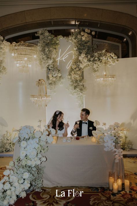 𝗟𝗔 𝗙𝗟𝗢𝗥 𝗪𝗘𝗗𝗗𝗜𝗡𝗚 𝗗𝗘𝗖𝗢𝗥 | Just enjoy your big day For further information, please contact us via: Laflorweddingdecor@gmail.com - 0932475599 Thank you. Sweetheart Table Wedding Backdrop, Bridal Table Backdrop, Reception Head Table, Bride Groom Table, Long Table Wedding, Lush Wedding, Can't Help Falling In Love, Mediterranean Wedding, Sweetheart Table Wedding