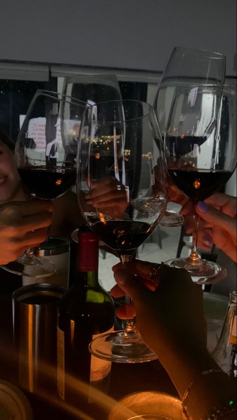 Red Wine Snap, Wine Snapchat Story, Drinking Wine Aesthetic, Wine Vibes, Alcoholic Snapchat, Party Snap, Wine With Friends, Friends Drinking, Cheese Wine