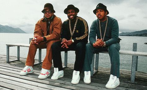 Formed in the 1980s, Run-D.M.C. is one of the most influential hip hop groups, being the first of the genre to earn a platinum release on their album. The rap group consists of Run, DMC, and Jam Master Jay who got the shaft when it came to naming the group. Run Dmc Costume, Old School Hip Hop Outfits, 80s Hip Hop Fashion, Hip Hop Look, 90s Tracksuit, Look Hip Hop, 80s Hip Hop, Hip Hop Trends, Hip Hop Party