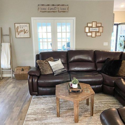 24 Fabulous Rug Ideas for Brown Leather Couches Big Brown Leather Couch Living Room, Couch Leather Brown, Costco Brown Leather Couch, Blue Accents Living Room, Leather Couch Living Room Decor, Dark Brown Leather Sectional, Brown Leather Couch Walmart, Brown Leather Couch Living Room, Brown Leather Recliner