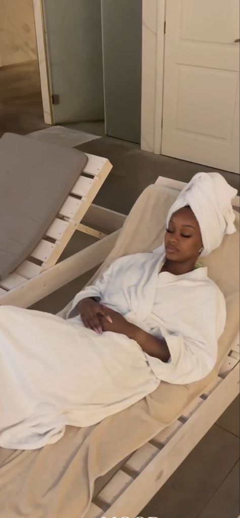 Sleep Black Woman, Black Women Skincare Aesthetic, Black Women Self Care Aesthetic Pictures, Selfcare Aesthetic Black Women, Night Routine Black Woman, Spa Day Black Women, Spa Aesthetic Black Women, Black Self Care Aesthetic Pictures, Self Care Asethic Night