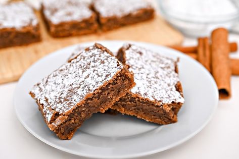 Low Carb Gingerbread Brownies - Only 2 Net Carbs Per Serving Zucchini Gingerbread, Keto Gingerbread Biscotti, Low Calorie Gingerbread, Paleo Gingerbread, Low Carb Gingerbread, Gingerbread Fudge, Low Carb Holiday, Low Carb Brownies, Gingerbread Latte