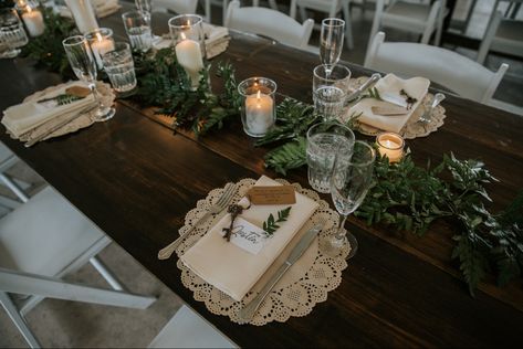 Paper Doilies Wedding Table, Paper Doilies Wedding, Boho Table Setting, Wedding Placemats, Elegant Wedding Table, Boho Backyard, Wedding Table Setup, Doily Wedding, Simple Table Settings