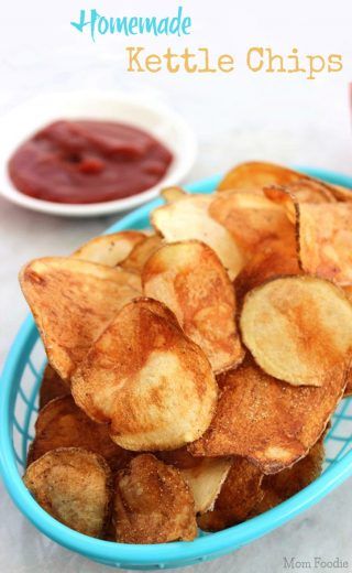 How to Make Kettle Chips - Mom Foodie Homemade Potato Chips Recipe, Chips Potato, Homemade Potato Chips, Baked Potato Chips, Potato Chip Recipes, Homemade Chips, Kettle Chips, Tastemade Recipes, Tasty Recipes Videos