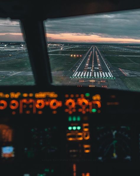 Airplane Runway, Aviation Aesthetic, Pilot Life, Plane Photography, Aviation Careers, Commercial Plane, Airplane Wallpaper, Pilots Aviation, World Map Decor