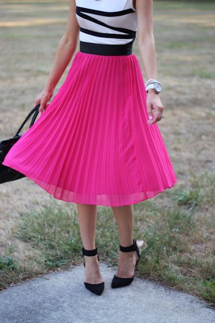 pink pleated skirt + black + white Hot Pink Pleated Skirt Outfit, Pink Pleated Skirt Outfit, Hot Pink Pleated Skirt, Hot Pink Tutu, Fashion Week Aesthetic, Fashion Designer Aesthetics, Tutu Skirt Women, Pink Tutu Skirt, Hot Pink Skirt