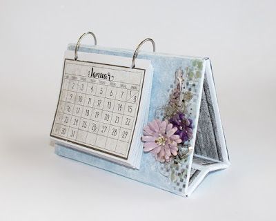 My Craft and Garden Tales: Table calendar with papers from Papirdesign Diy Desk Calendar, Small Calendar, Easel Calendar, Desk Calendar Pad, Table Calendar, Calendar Craft, Trendy Diy, Diy Calendar, Mini Calendars