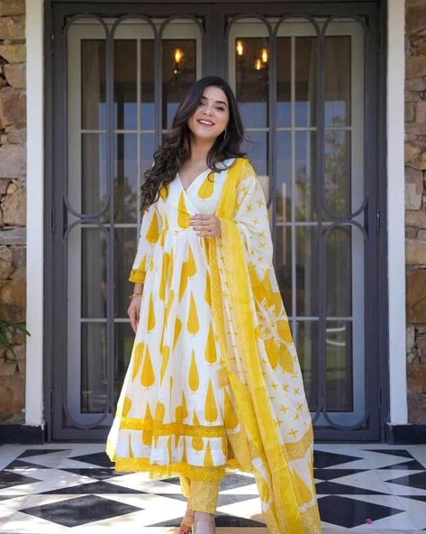 Sapnaaz Fashion Presents : YELLOW LEAF SUIT 💛 ✨ Introducing our comfy Muslin suit set, perfect for twirling this summer🤩 Embrace the season’s breeze in style with this chic ensemble, designed for comfort and elegance👌🏻😍 Material : Muslin Complete Lining!! Suit Length : 52 inches Sleeves Length : 21 inches Flare : 3.5 meters Dupatta Fabric : Muslin Sizes Available : M (38), L (40), XL (42), XXL (44) Insulated Cups : For comfort and perfect fitting Canva Patta : At neckline to hold ... Lace Kurti, Jaipur Trip, Cotton Anarkali Suits, Cotton Anarkali Kurta, Suit Length, Simple Kurti, Cotton Anarkali, Organza Lace, Yellow Leaf