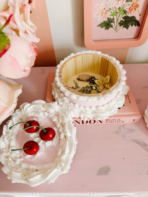 Diy Box Decor, Decorate Jewelry Box Diy, Diy Cake Mirror, Fake Icing For Crafts, Diy Fake Dessert, Diy Cake Box Ideas, Cake Jewellery Box Diy, Crafts Using Spackle, Cardboard Cake Diy