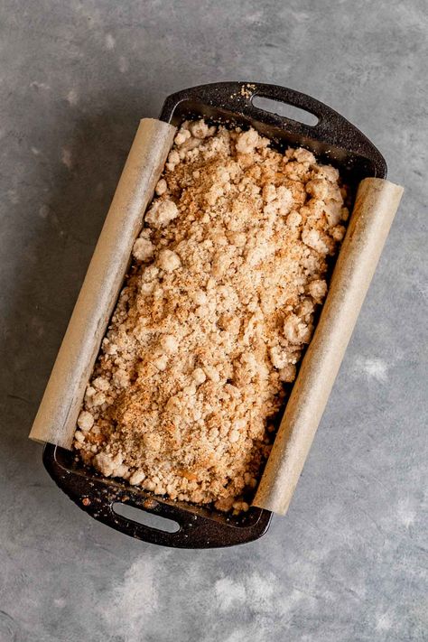 New York Crumb Loaf Cake is a coffee shop favorite on the go. Easy rich coffee cake with a buttery cinnamon crumble and cinnamon center baked in a loaf pan. Cinnamon Coffee Loaf, Coffee Cake Loaf Pan, Cinnamon Crumble Bread, Apple Crumb Loaf, Cinnamon Strudel Coffee Cake, Coffee Bread Loaf, Coffee Crumble Cake, Coffee Cake Loaf Recipes, Apple Crumble Loaf