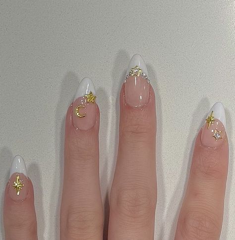 White and gold French tip almond nails Gold Star Nails French Tip, French Tip Nails With Gold Design, Almond White French Tip Nails, White And Gold Almond Nails, Gold Stars Nails, French Tip With Gold, Almond French Tips, White French Tips, Gold French Tip