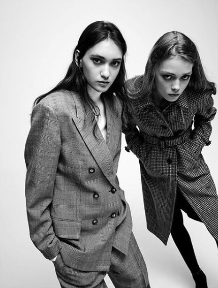 Women In Suits, Twins Posing, Sister Poses, Lesbian Fashion, Visual Notes, Secret Beach, Fashion Photography Inspiration, Branding Photoshoot, Pose Reference Photo