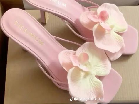 Flower Heels, Pretty Heels, Heels Aesthetic, Dr Shoes, Cute Shoes Heels, Fancy Shoes, Cute Heels, Girly Shoes, Shoe Inspo