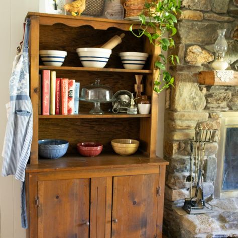 This Hutch has been displayed in many places of my home from the dining room to the living room, but by far my favorite use for this hutch is turning it into my bakers hutch, holding recipe books, Vintage Bowls and more!🤍🤎 . . . #FaithBasedLiving #VintageHomeDecor #DIYHomeProjects #OldFashionedLiving #SimpleLiving #VintageHomestead #BudgetFriendlyDIY #HomemakingTraditions #VintagehomeInspiration #Countryhome Hutch Decorating Ideas Display, Homemaking Routine, Hutch Decorating Ideas, A Day In My Life, Hutch Decor, Messy Kitchen, Day In My Life, Books Vintage, Lifestyle Change