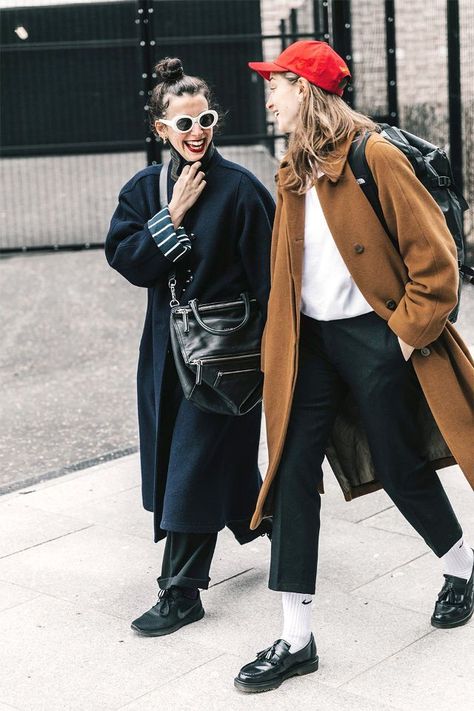 Fashion girls have totally mastered the art of the "dad" details. Tube socks, loafers, baseball hats, and oversize coats all fit the bill. Baseball Hat Outfit, Goth Outfit, Winter Street, Looks Street Style, Street Style Winter, Women Street, Men Street, Outfits With Hats, Olivia Palermo