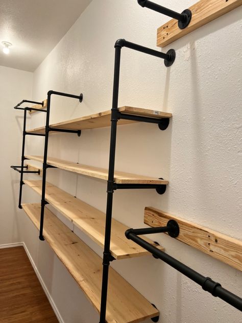 Black Iron Closet Ideas, Iron Pipe Closet Ideas, Tiny Room Decor Ideas, Men’s Closet Ideas, Industrial Walk In Closet, Pipe Closet Diy, Industrial Closet Ideas, Industrial Pipe Closet, Closet Estilo Industrial