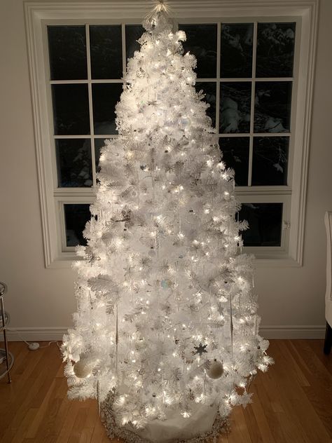 Livingroom white Christmas tree White Fake Christmas Tree, Snowball Tree, White Xmas Tree, White Artificial Christmas Tree, White Christmas Tree Decorations, Christmas Tree White, Fake Christmas Trees, Christmas Luxury, New Years Tree