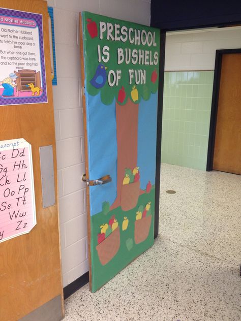 Apple Tree Door Decorations Classroom, Apple Theme Door Decoration, September Classroom Door Ideas Preschool, Apple Classroom Door Ideas, Apple Door Decorations Classroom, September Door Decorations Classroom, Kindergarten Door, Apple Theme Classroom, Preschool Door Decorations