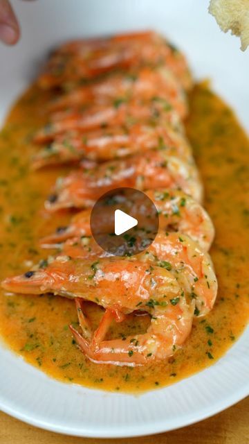 Fish Broth, Corn Fritter Recipes, Garlic Sauce Recipe, Garlic Prawns, African Cooking, Yummy Seafood, Garlic Butter Shrimp, Garlic Butter Sauce, Cooking Seafood