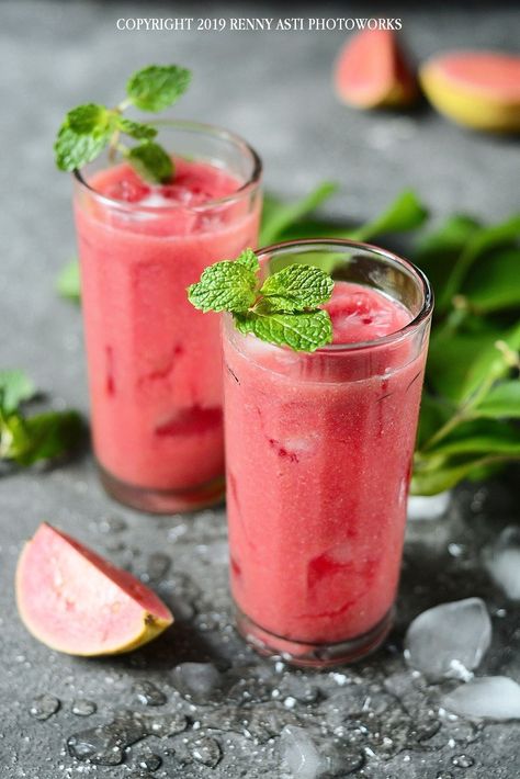 Jus Jambu Aesthetic, Recipes With Guava, Guava Aesthetic, Fruit Juice Photography, Peruvian Breakfast, Watermelon Juice Recipes, Guava Drink, Juice Photography, Watermelon Juice Recipe